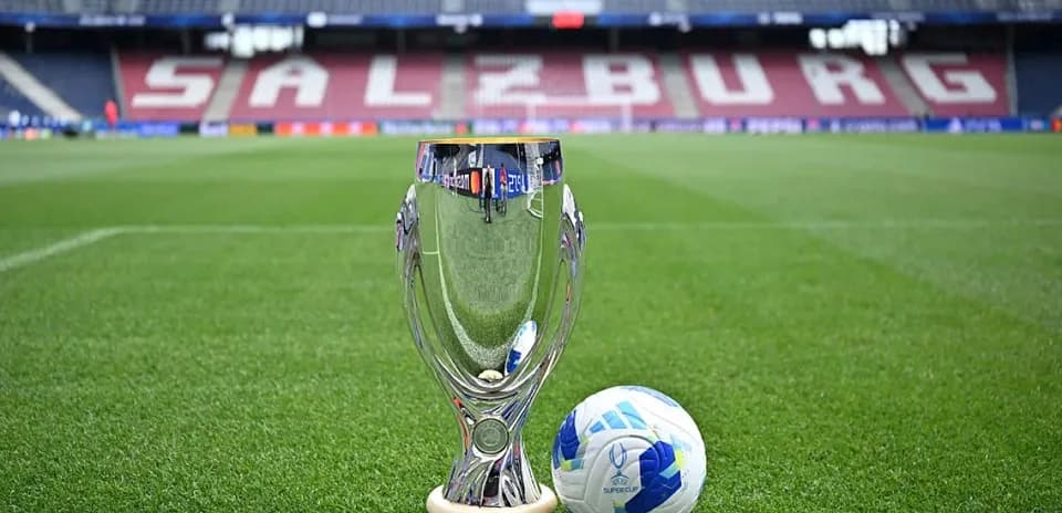 Trofeo y balón de fútbol en estadio de Salzburgo