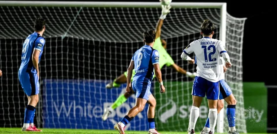 Portero atajando un tiro en el partido de fútbol