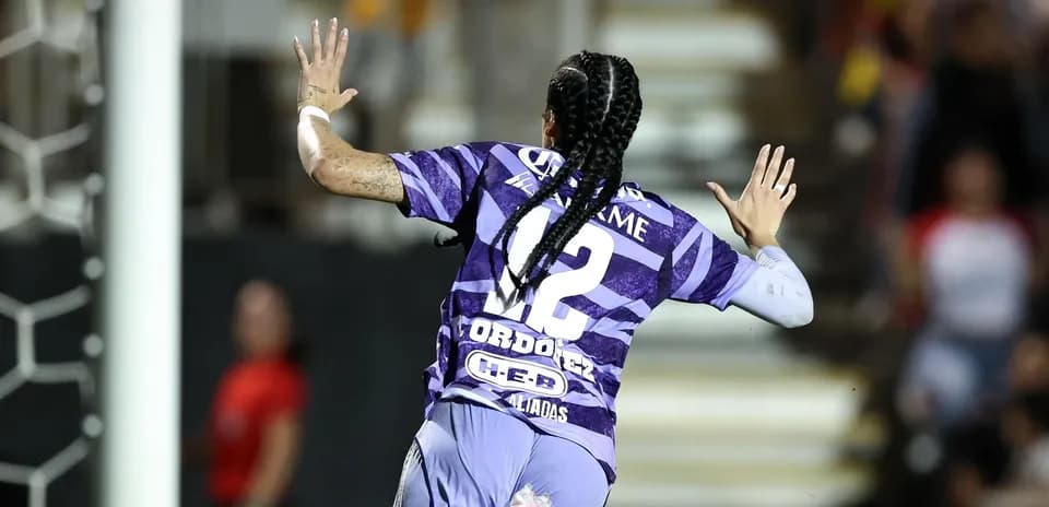 Jugadora celebrando un gol en Liga MX Femenil