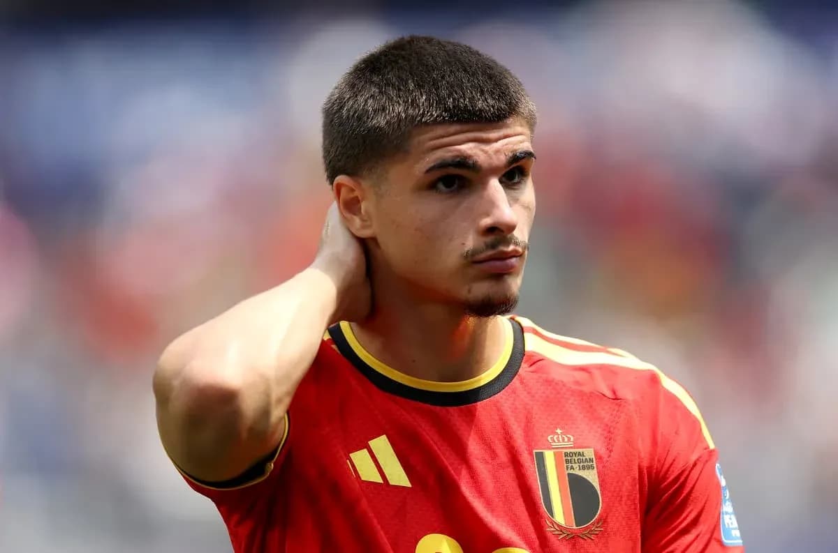 Jugador belga con camiseta roja durante el partido