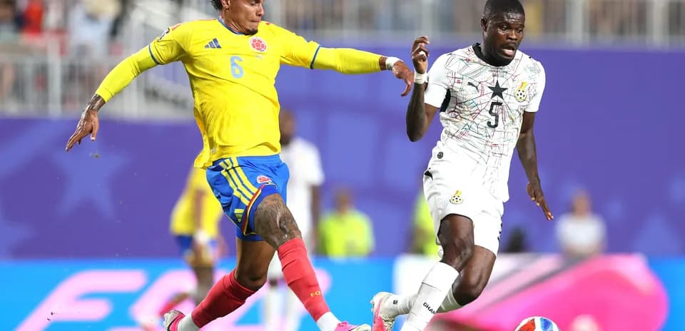 Jugador colombiano desafiando a oponente ghanés