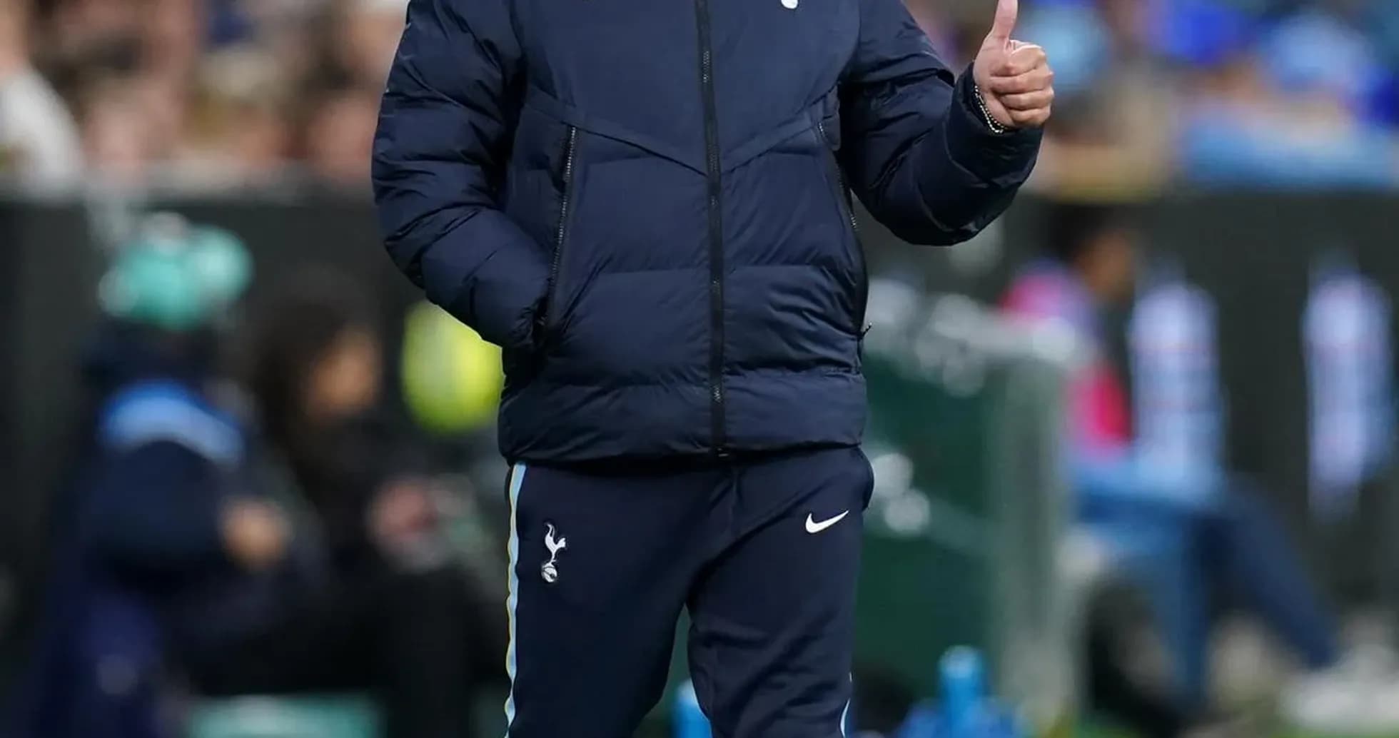 Entrenador de Tottenham dando indicaciones en el campo