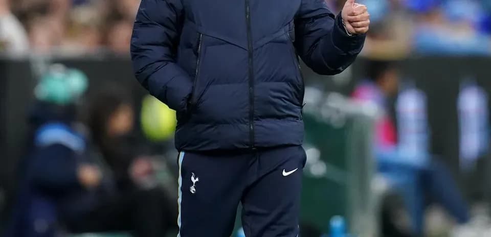 Entrenador de Tottenham dando indicaciones en el campo