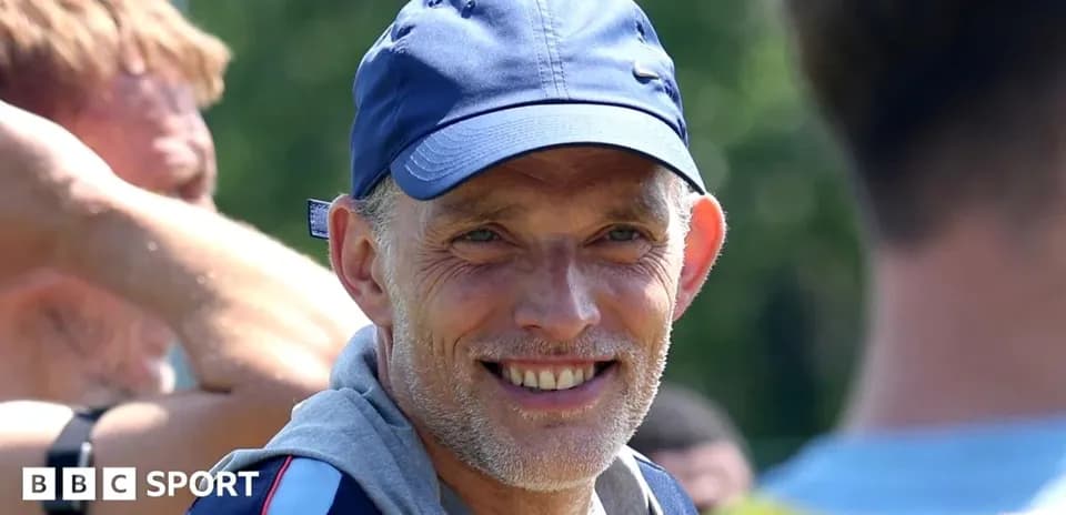 Entrenador sonriente durante sesión de entrenamiento