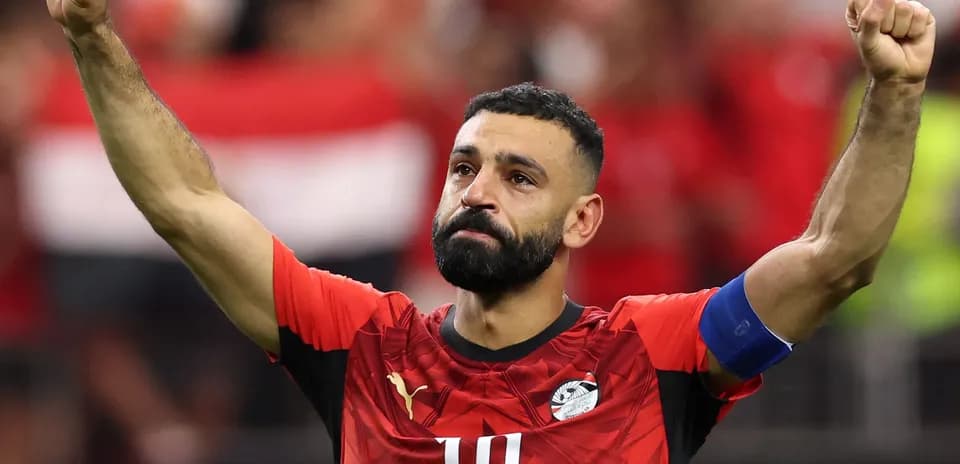 Jugador egipcio celebrando con el puño en alto