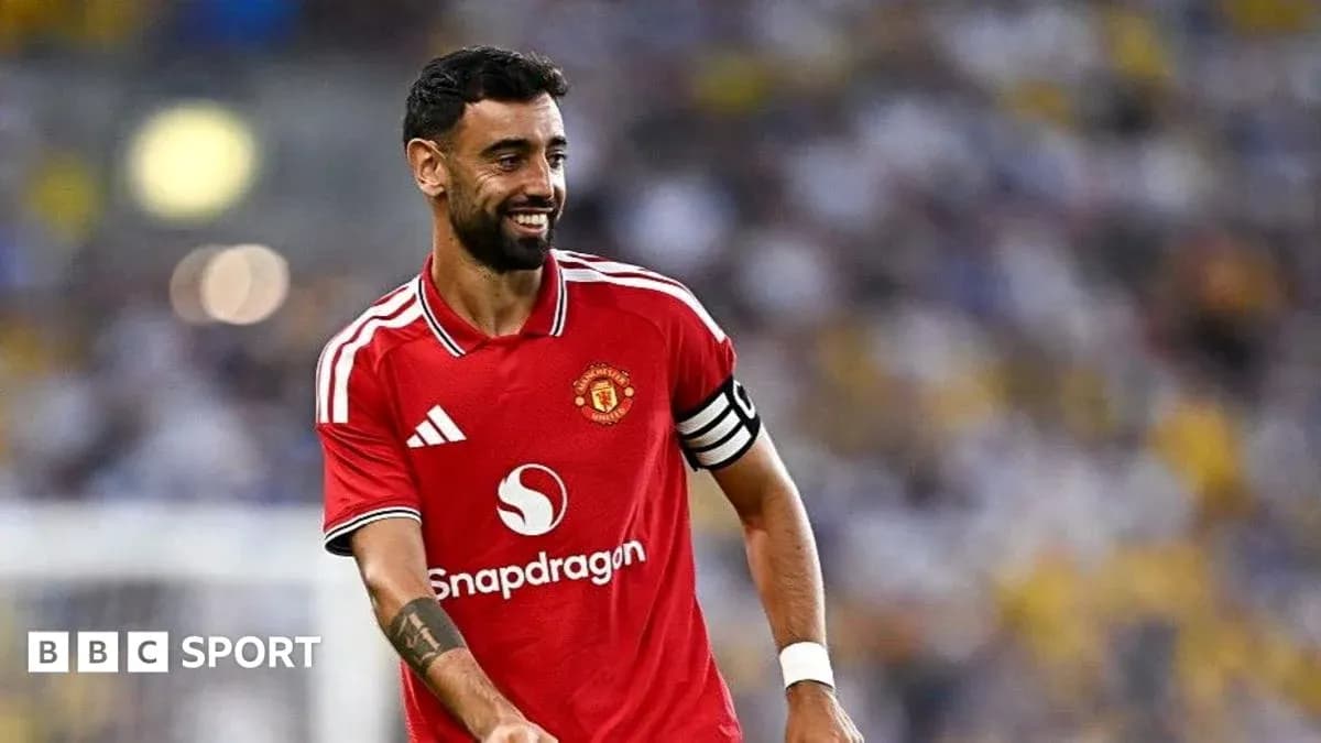 Jugador de Manchester United sonriendo en el campo