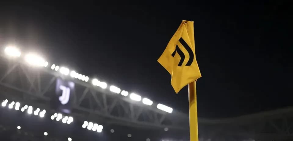 Esquina amarilla con el logo de Juventus iluminada