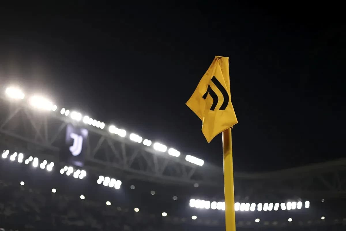 Esquina amarilla con el logo de Juventus iluminada