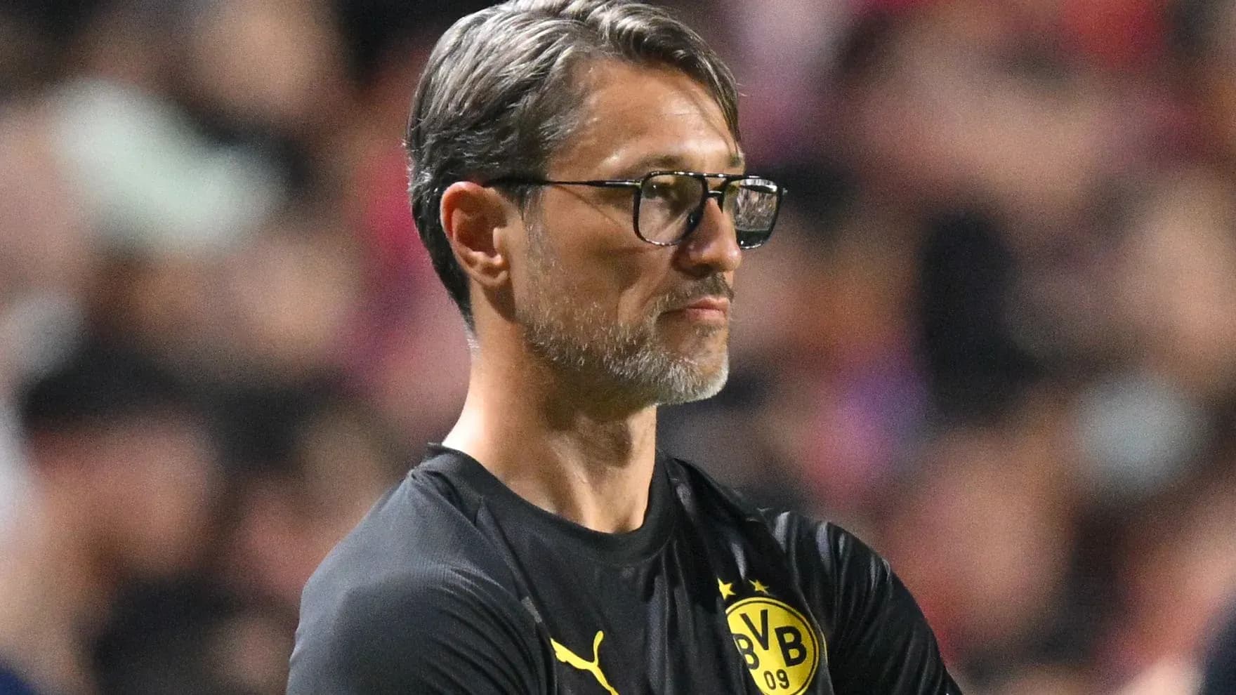 Entrenador de Borussia Dortmund observando el partido