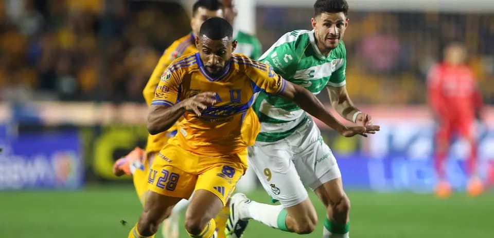 Jugadores de Tigres y Santos en acción