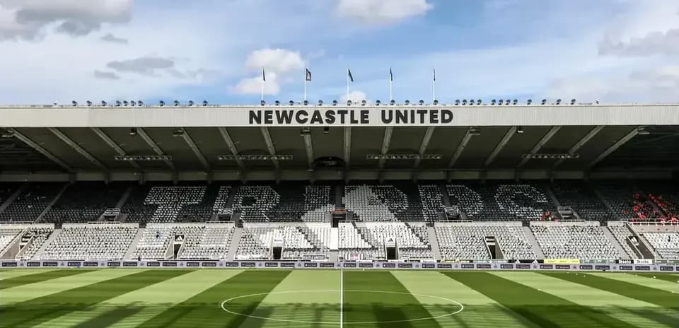 Estadio de Newcastle United con césped marcado