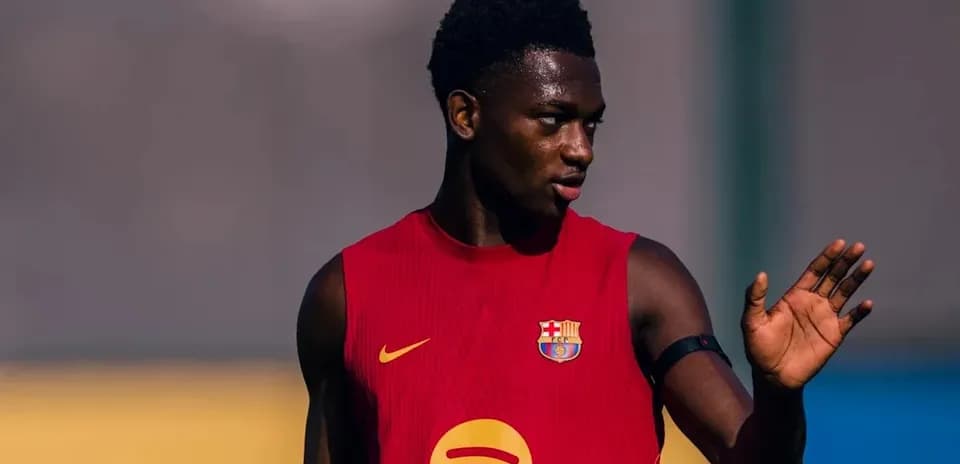 Jugador de Barcelona entrenando y levantando la mano
