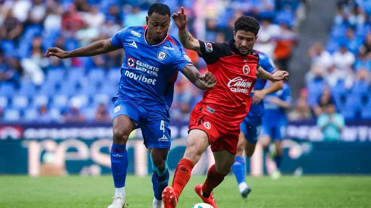 Jugadores de Club Tijuana y Cruz Azul en acción