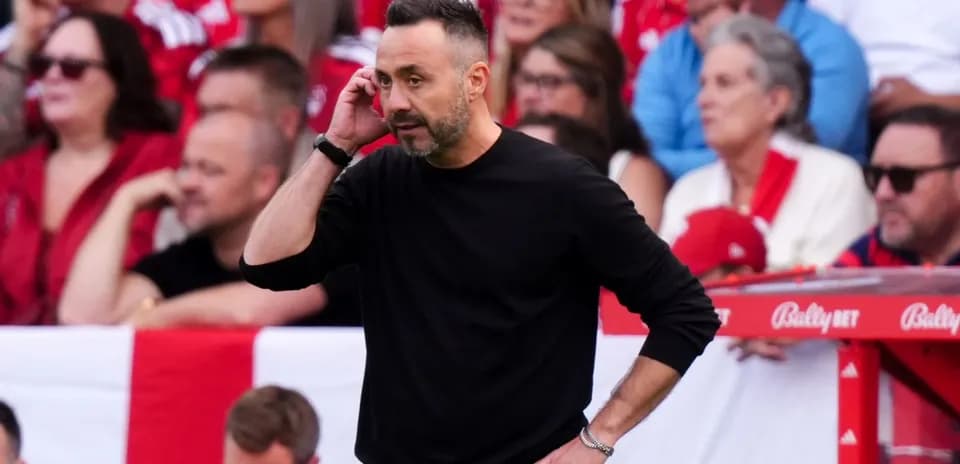 Entrenador dirigiendo desde la línea de banda