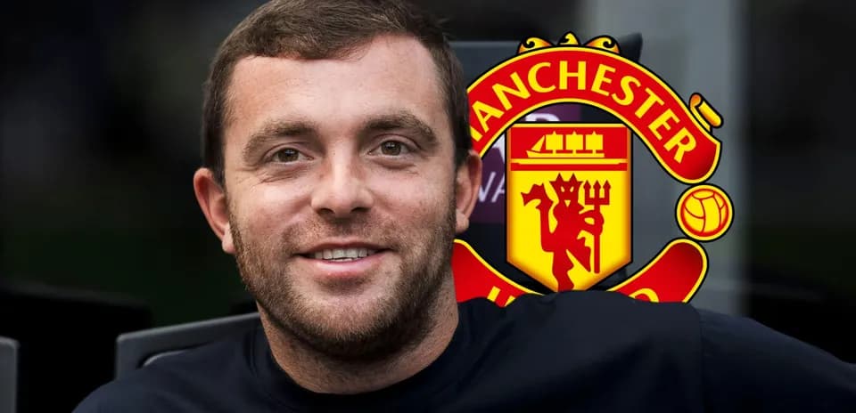 Persona sonriendo con logo de Manchester United de fondo