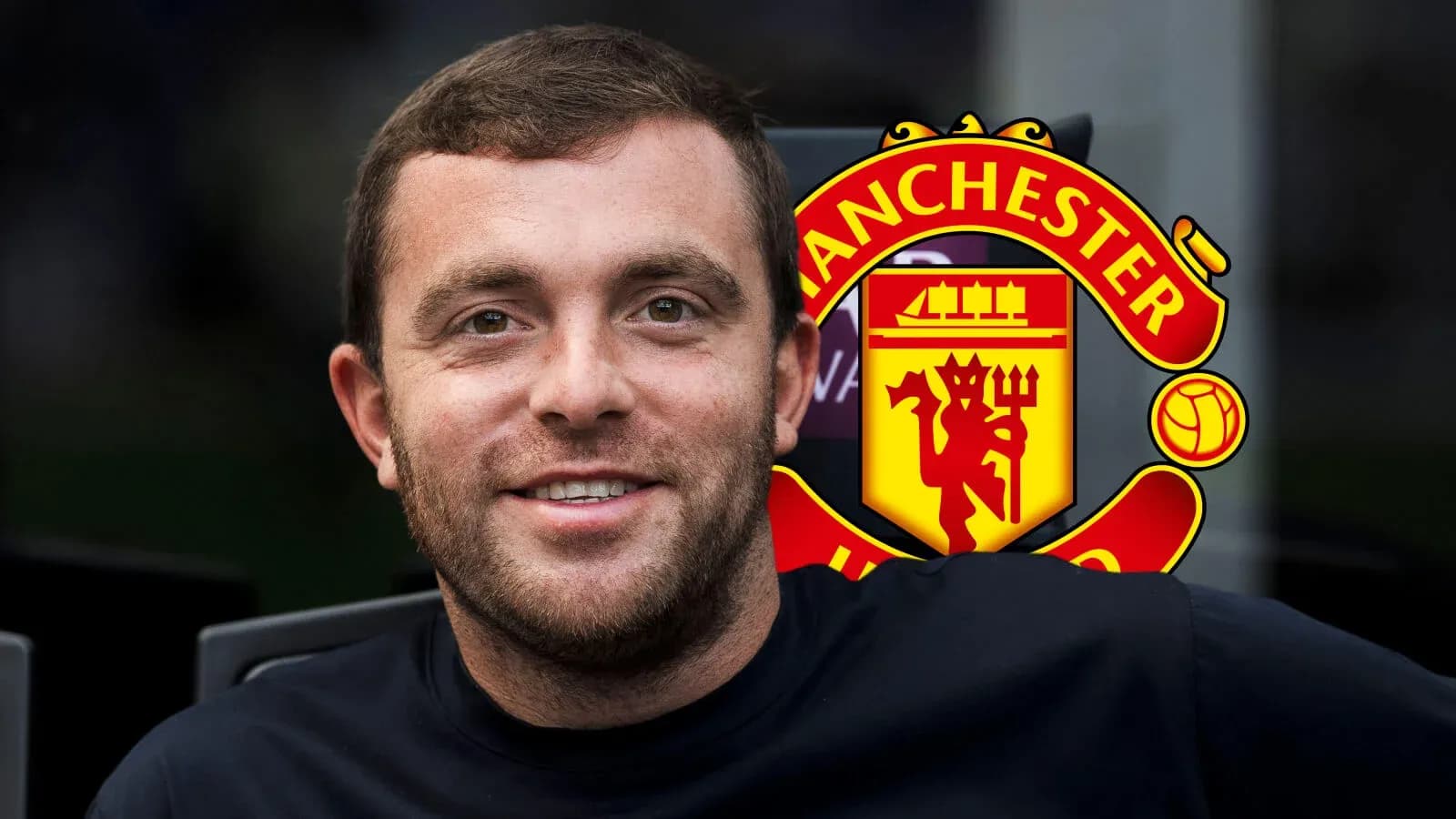 Persona sonriendo con logo de Manchester United de fondo