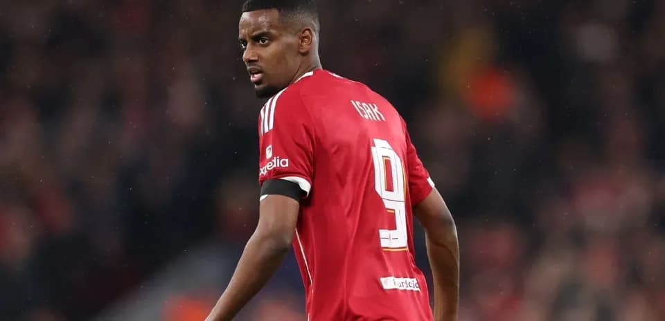 Jugador de Manchester United con camiseta roja en el campo