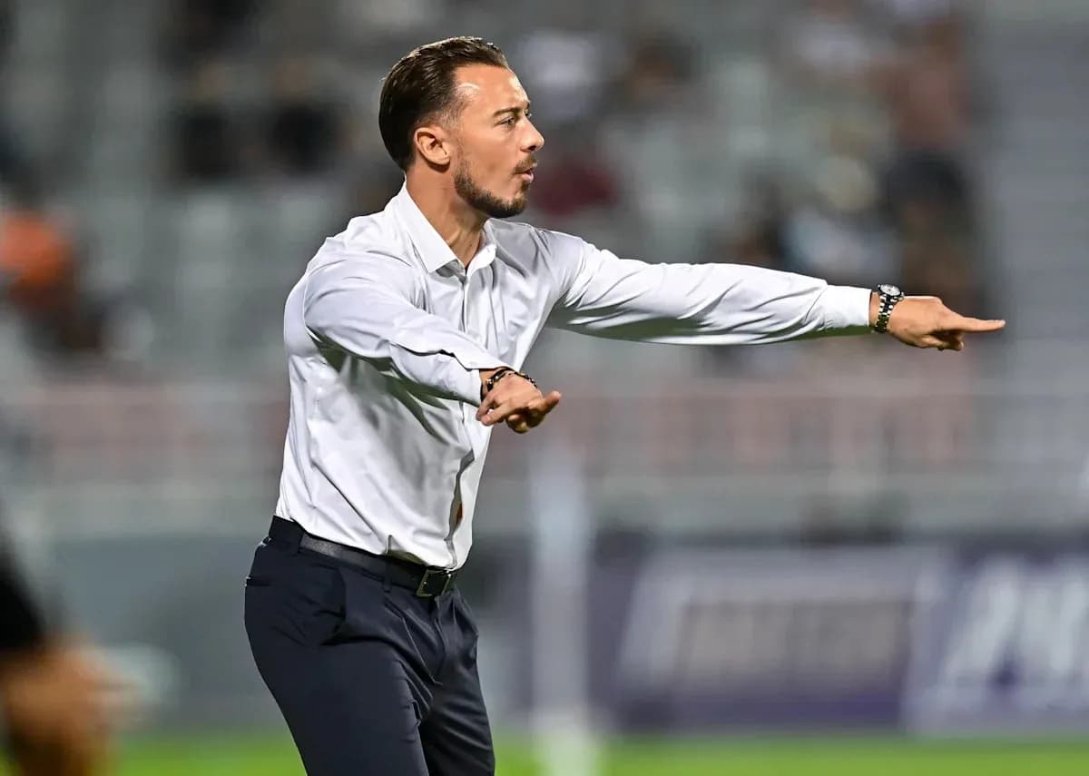 Entrenador dirigiendo instrucciones durante el partido
