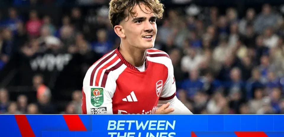 Jugador de Arsenal sonriendo en el campo