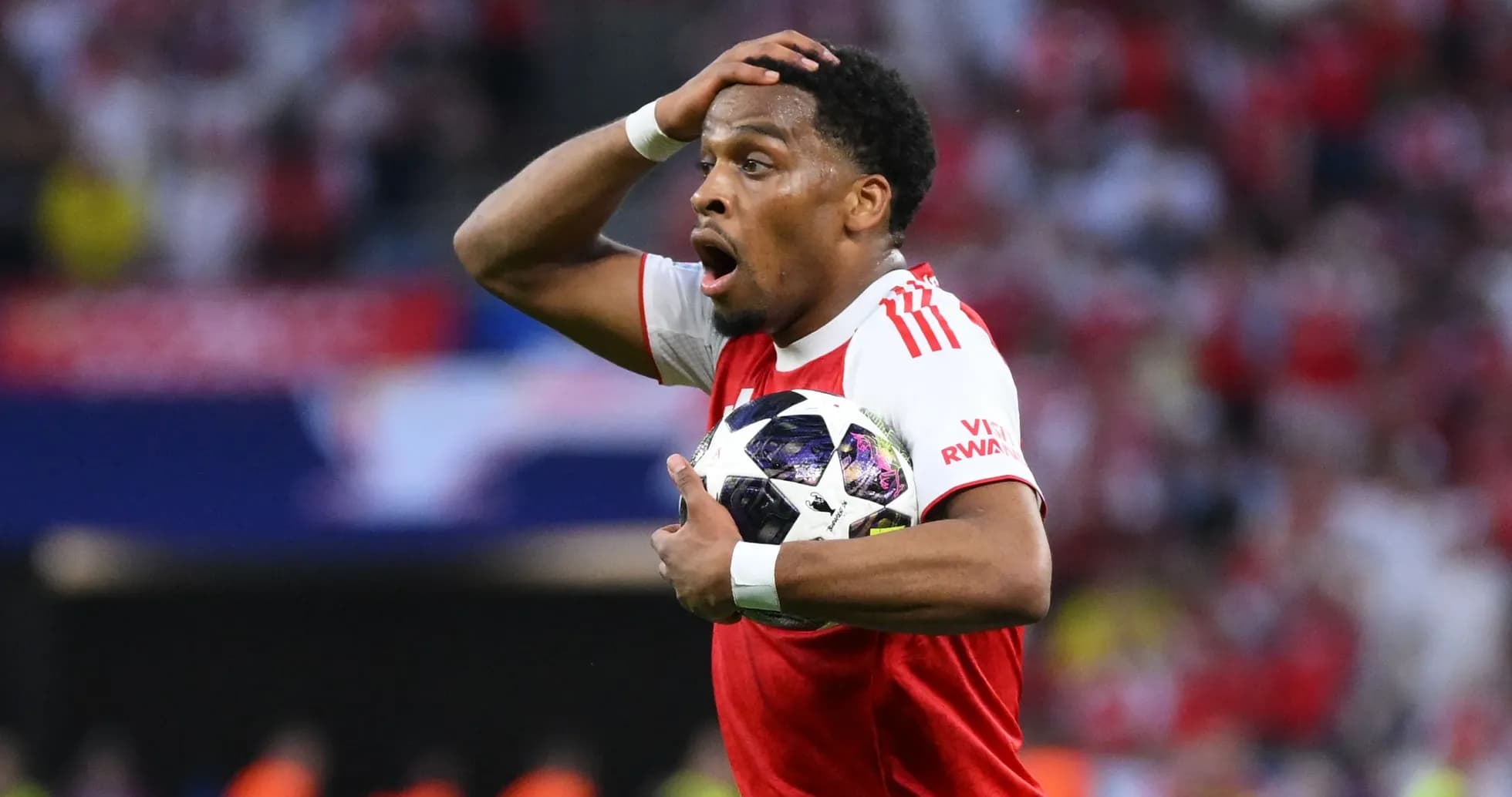 Jugador sosteniendo el balón con expresión sorprendida