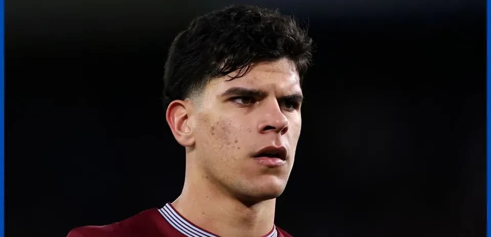 Jugador en uniforme de Aston Villa durante el partido