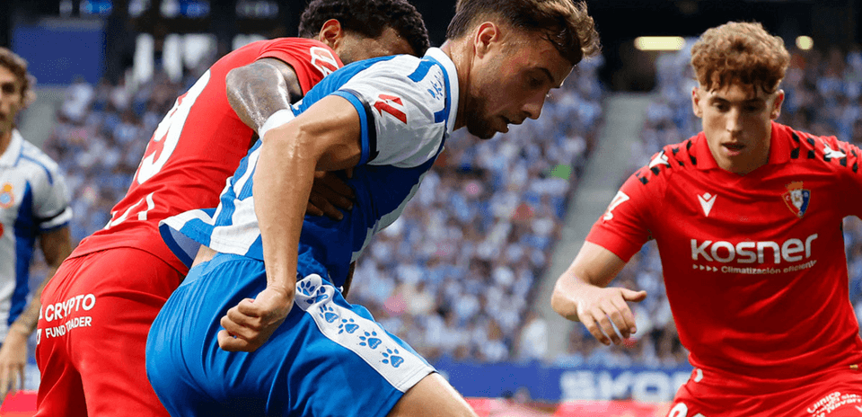 Jugadores de Osasuna y Espanyol luchando por el balón