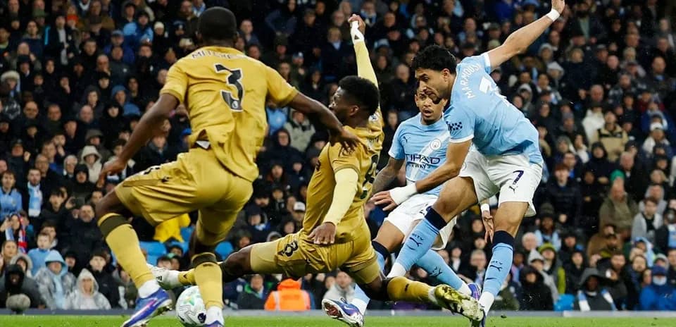 Acción de juego entre Crystal Palace y Manchester City