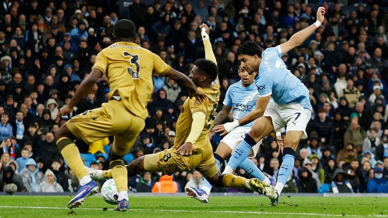 Acción de juego entre Crystal Palace y Manchester City