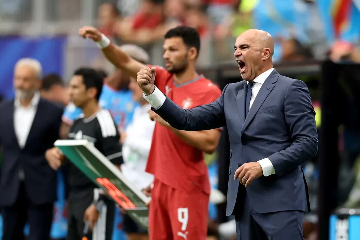 Entrenador dirigiendo a su equipo durante el partido