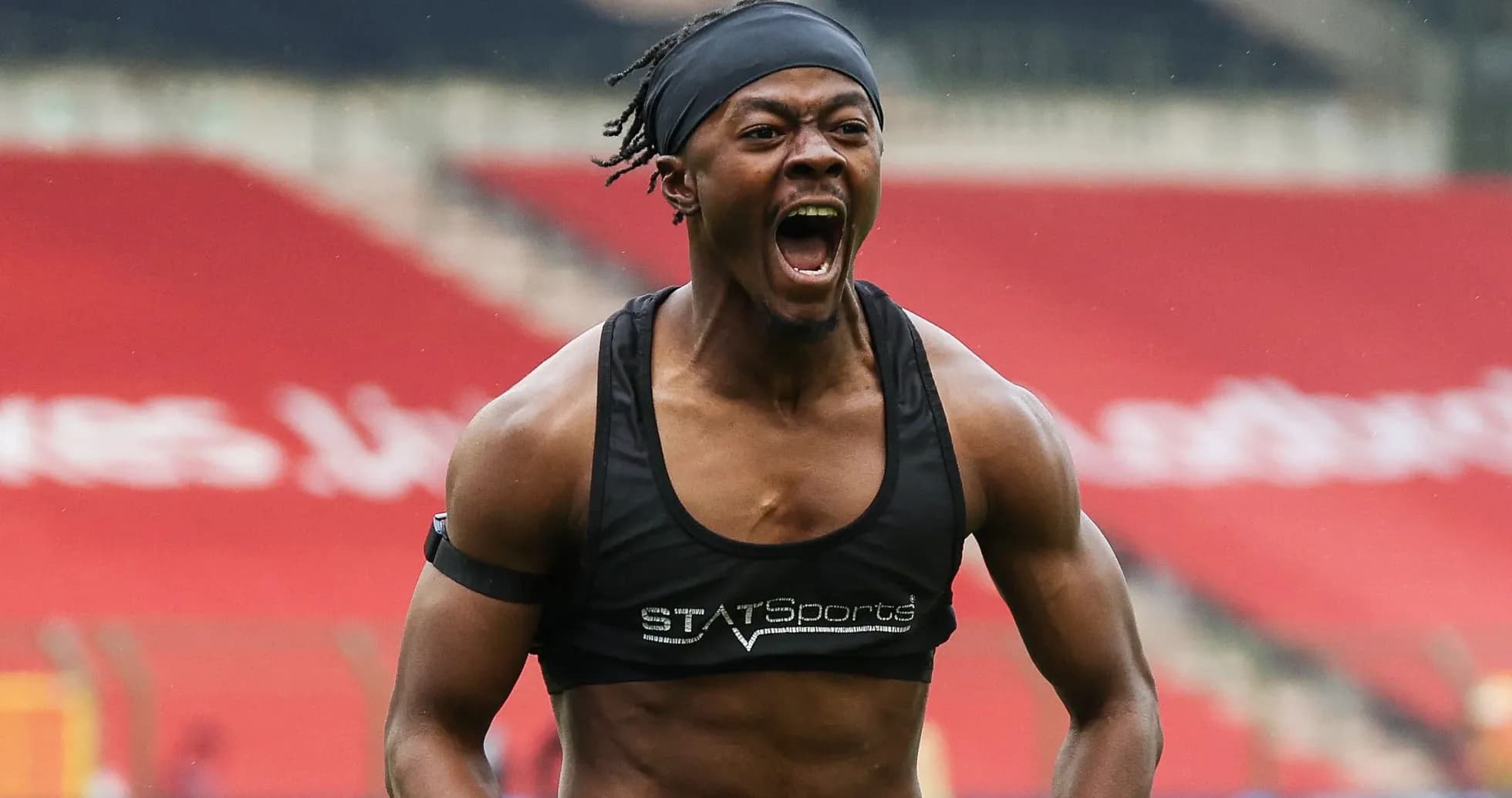 Jugador celebrando en el campo de entrenamiento