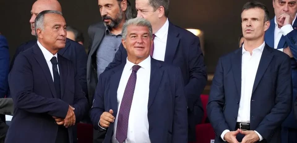 Directivos conversando en palco del estadio