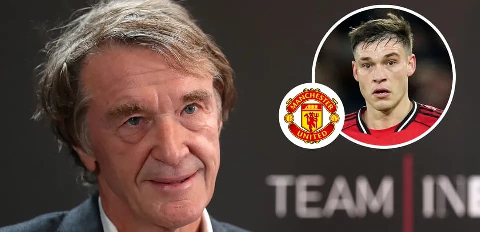 Hombre hablando en conferencia con logo de Manchester United