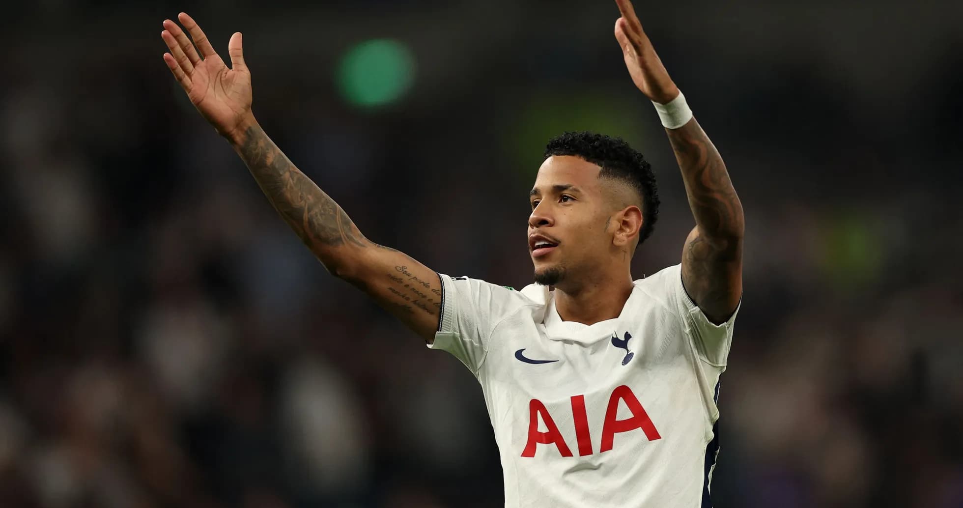 Jugador de Tottenham celebrando con los brazos levantados