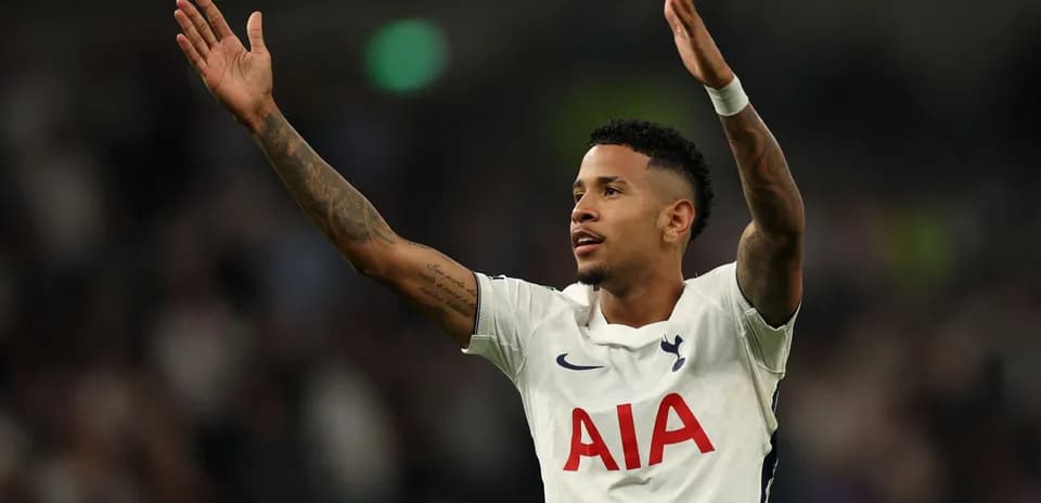 Jugador de Tottenham celebrando con los brazos levantados
