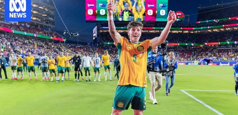 Jugador de Australia celebrando con el equipo tras el partido