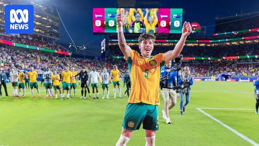 Jugador de Australia celebrando con el equipo tras el partido