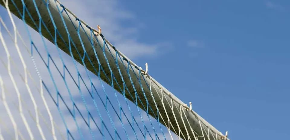 Red de portería con cielo azul de fondo