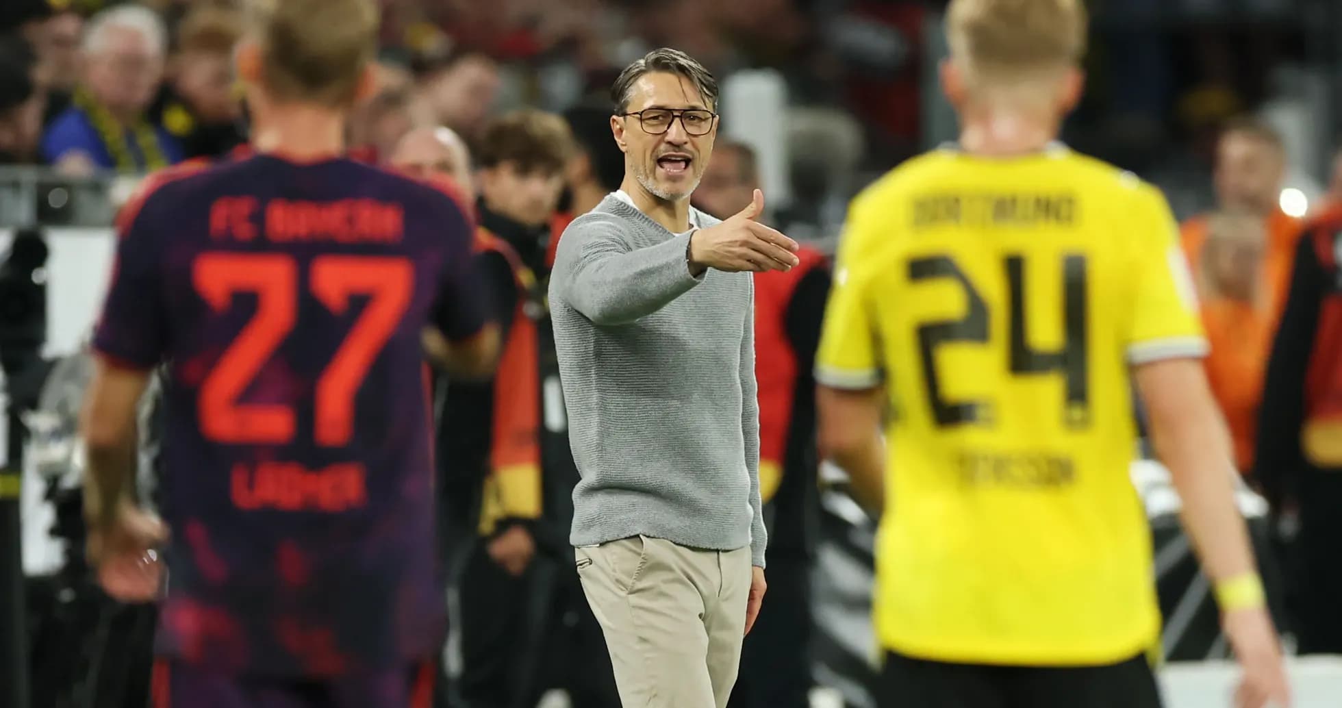 Entrenador dirigiendo a jugadores durante el partido
