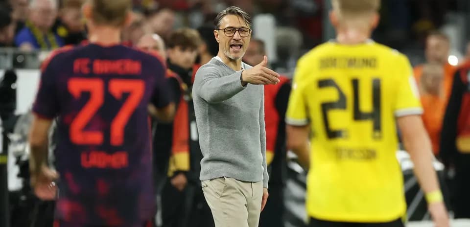 Entrenador dirigiendo a jugadores durante el partido