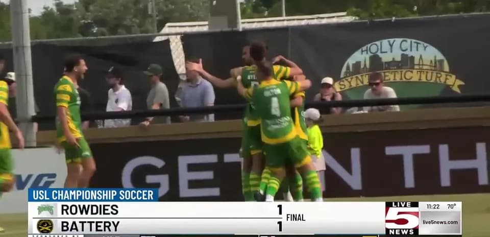 Jugadores de Rowdies celebrando un gol