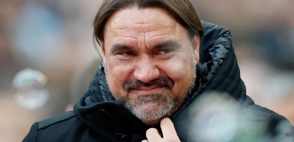 Entrenador sonriendo en un evento deportivo