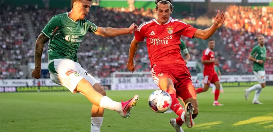 Benfica contra FC St. Gallen en acción