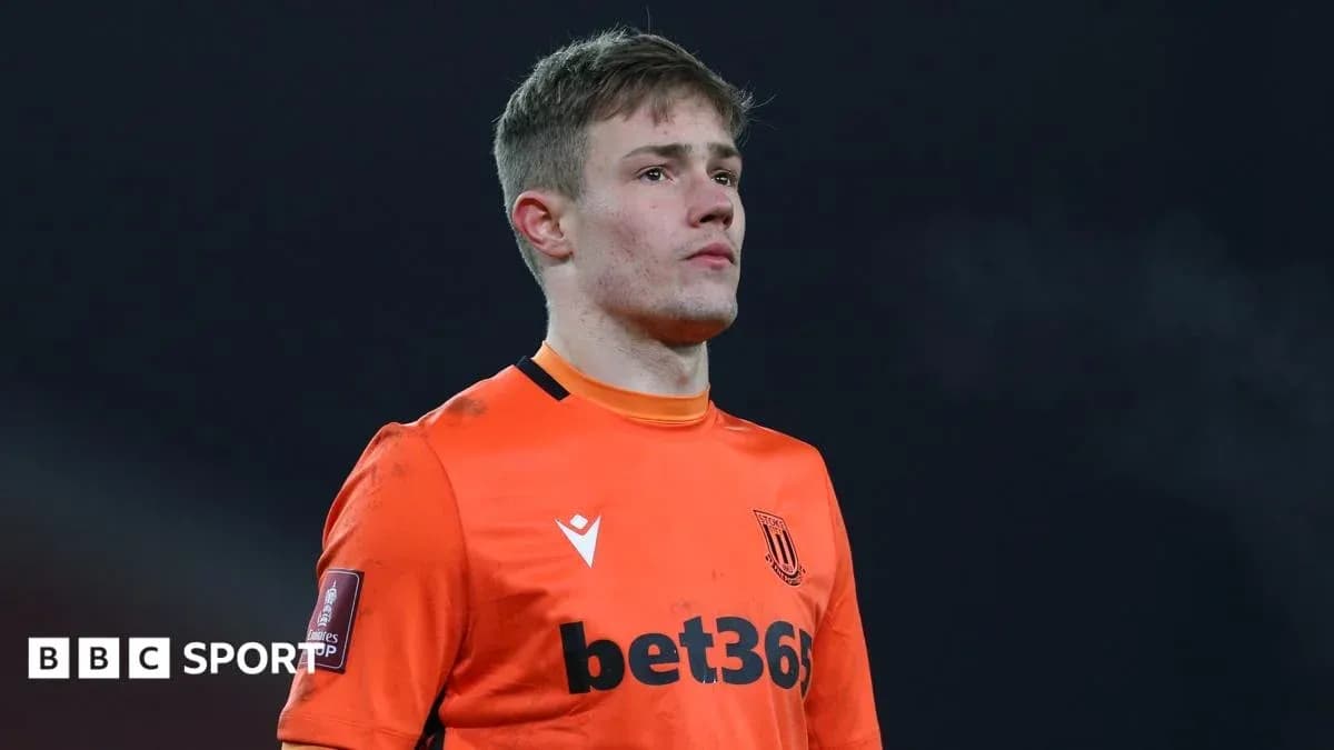 Portero de Stoke City en uniforme naranja