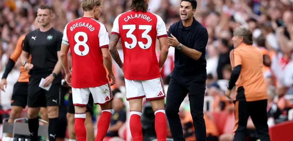 Mikel Arteta instruyendo a jugadores de Arsenal durante el partido