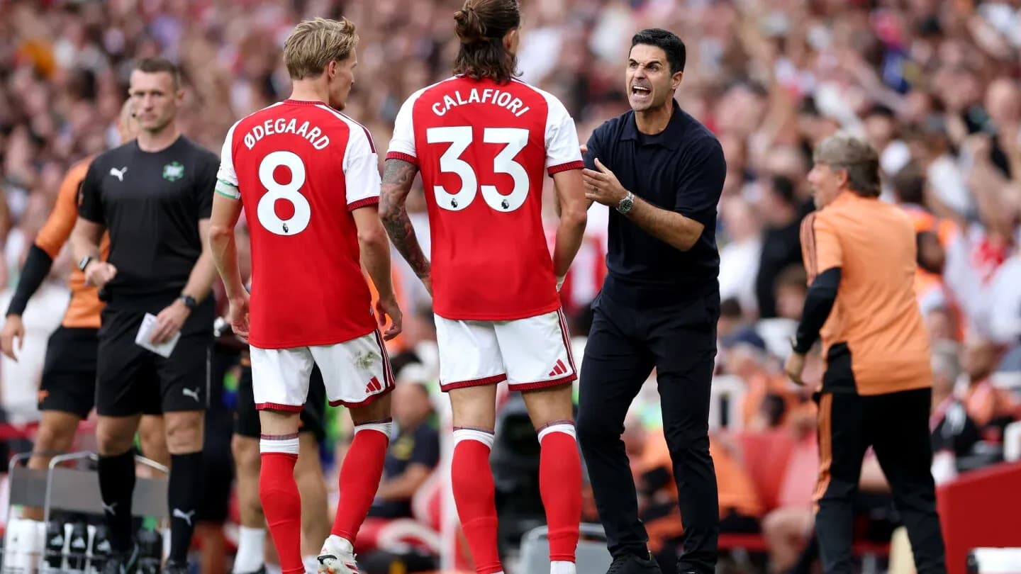 Mikel Arteta instruyendo a jugadores de Arsenal durante el partido