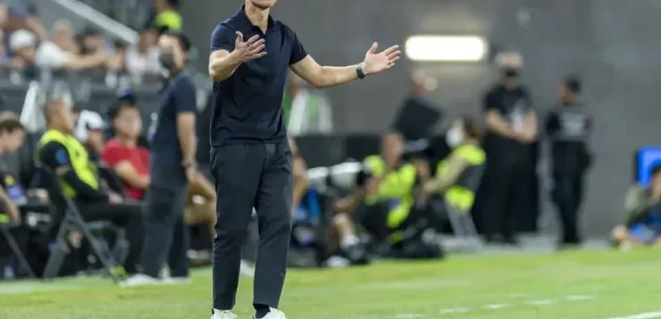 Entrenador gesticulando durante el partido en el campo