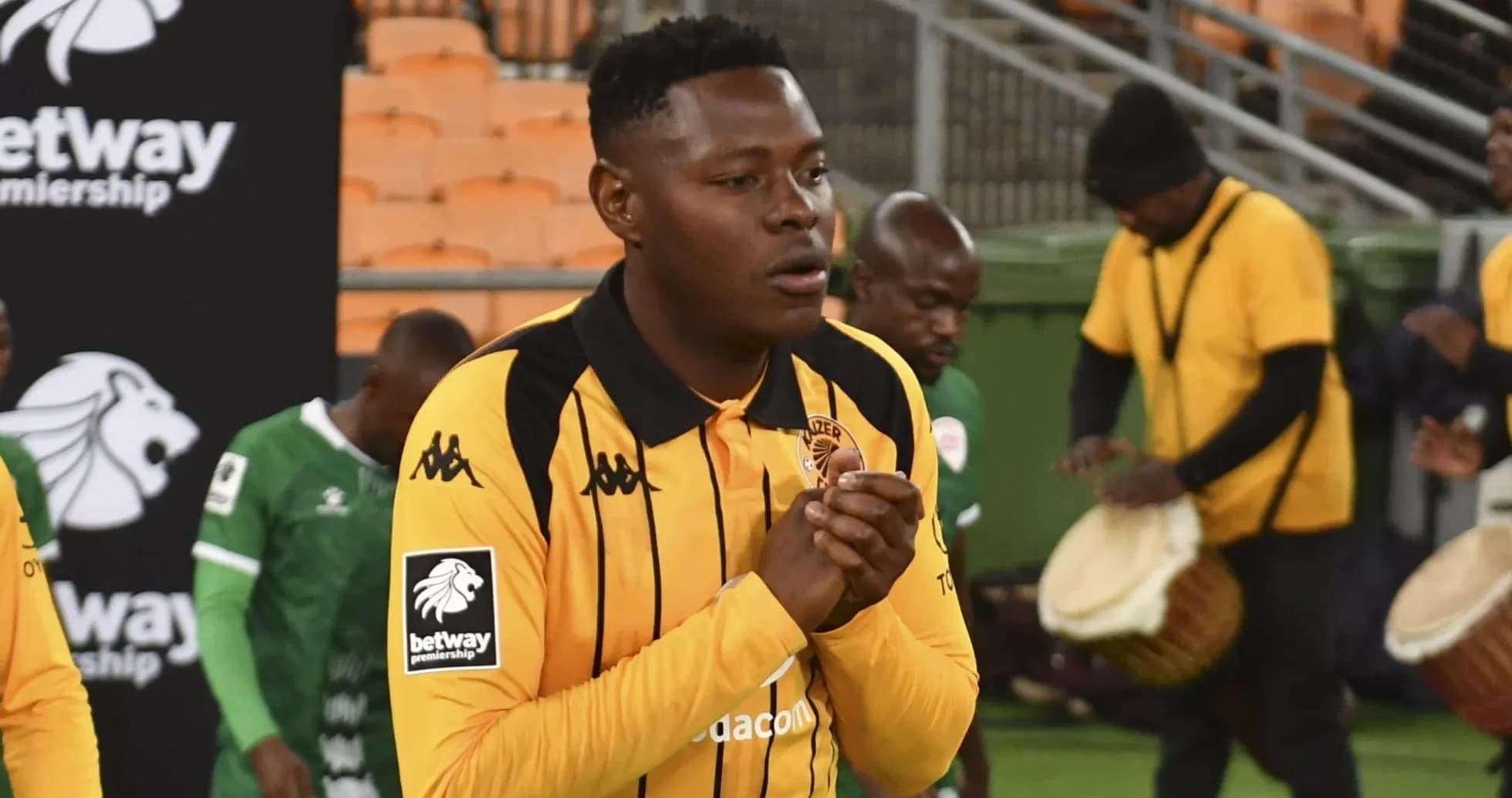 Jugador de Kaizer Chiefs entrando al campo de juego