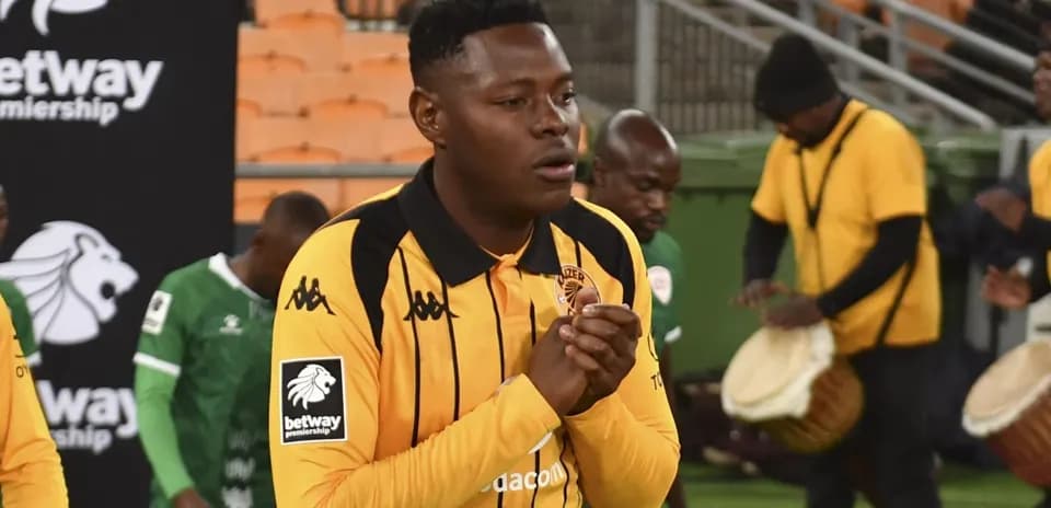 Jugador de Kaizer Chiefs entrando al campo de juego