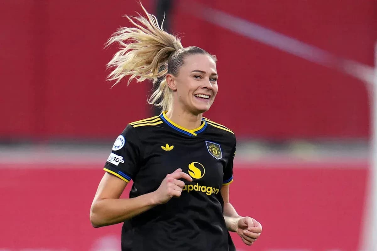 Jugadora sonriendo durante un partido de fútbol