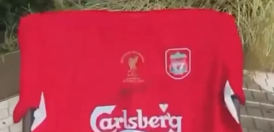 Camiseta roja de Liverpool con logotipos visibles